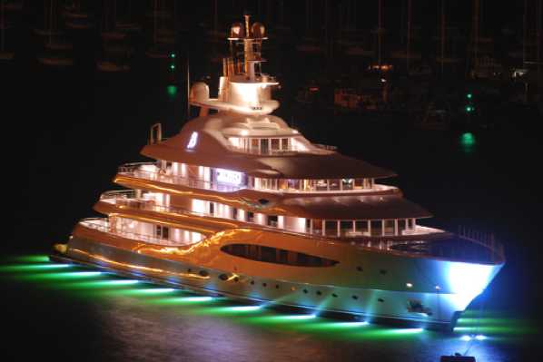 08 December 2008 - 23-34-44.jpg
Superyacht Mayan Queen was the first I ever saw with underwater lights. It does look impressive. Owned by Alberto Bailleres.
#SuperyachtMayanQueenDartmouth